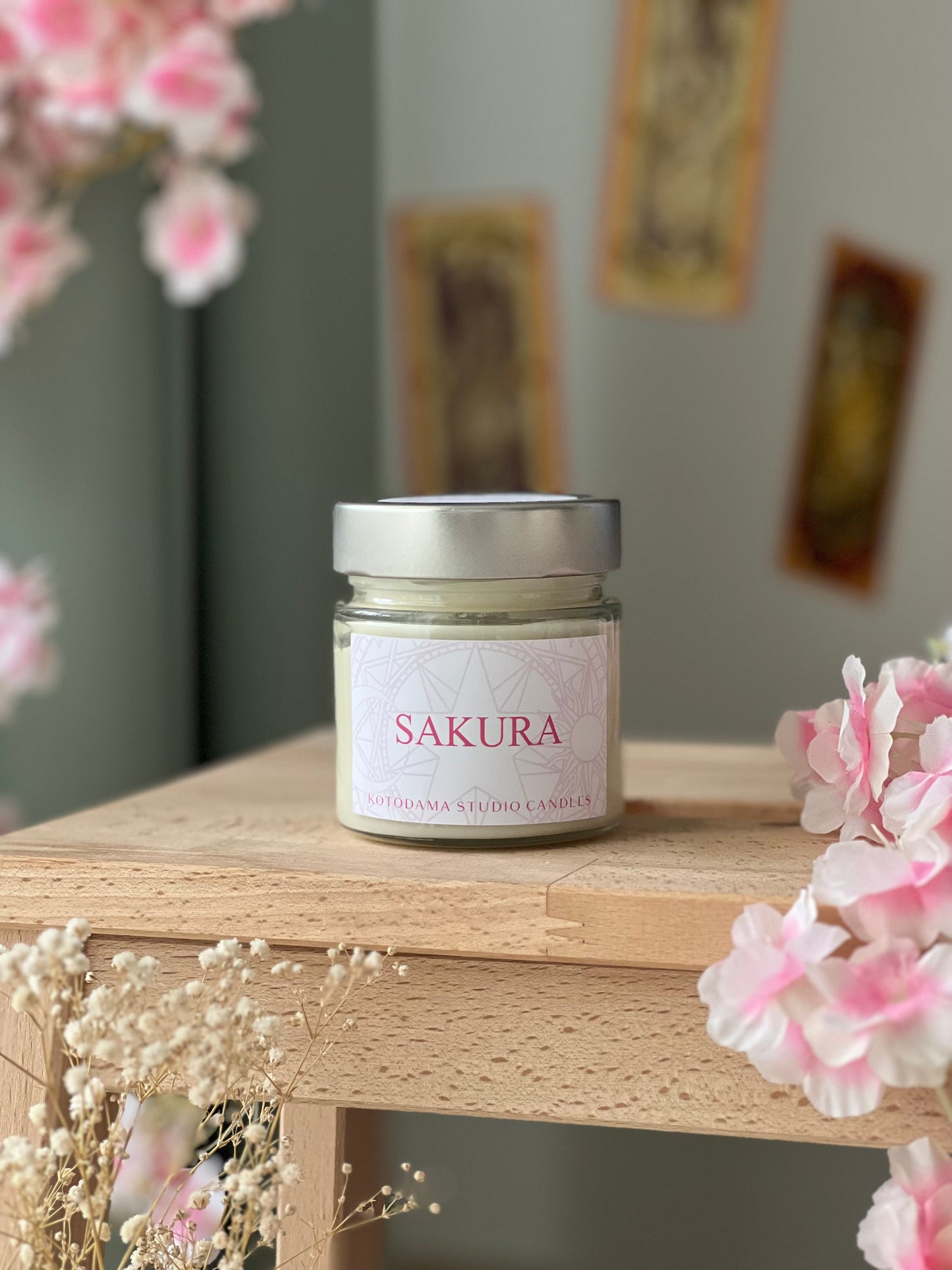 Velas aromáticas para ambientar tu hogar con fragancias inspiradas en "Sakura Cazadora de Cartas" o "Cardcaptor Sakura"