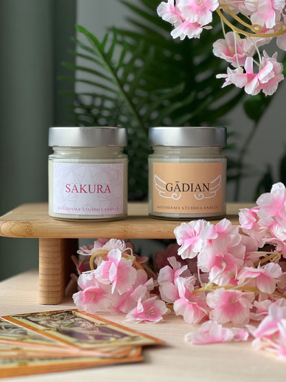 Velas aromáticas para ambientar tu hogar con fragancias inspiradas en "Sakura Cazadora de Cartas" o "Cardcaptor Sakura"